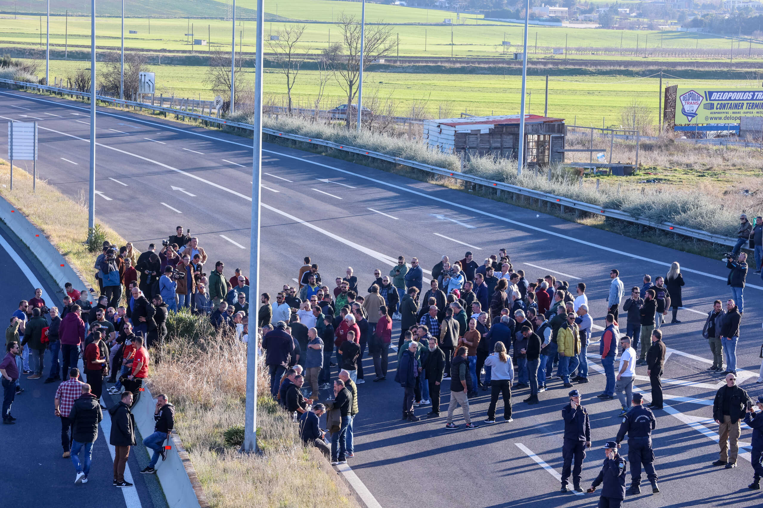 Οι αγρότες έκλεισαν την εθνική οδό στο 210ο χλμ πριν τη Λαμία