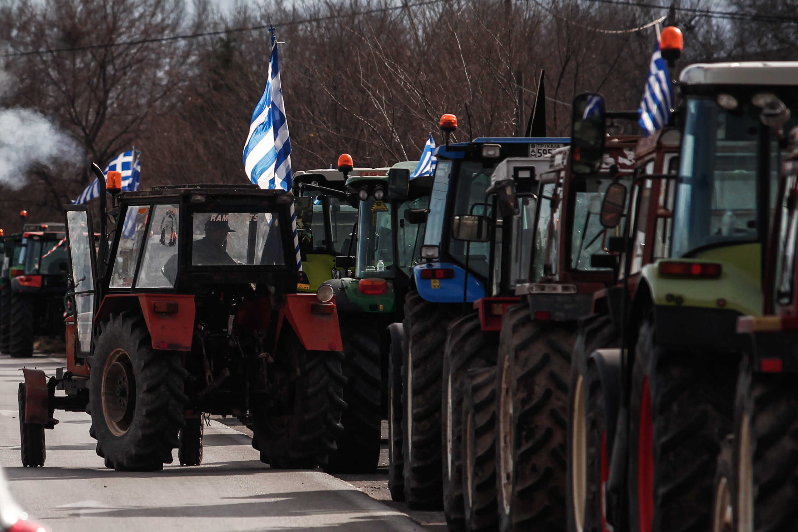 Διαμαρτυρία αγροτών του νομού Τρικάλων με παράταξη τρακτέρ σε κόμβο της Εθνικής Οδού Τρικάλων - Λάρισας, έξω από την πόλη των Τρικάλων, Δευτέρα 5 Φεβρουαρίου 2024. Οι αγρότες απέκλεισαν συμβολικά και για περίπου 15 λεπτά τον κόμβο ζητώντας άμεσα μέτρα στήριξης και λύση στα μεγάλα προβλήματά τους. 
(ΘΑΝΑΣΗΣ ΚΑΛΛΙΑΡΑΣ