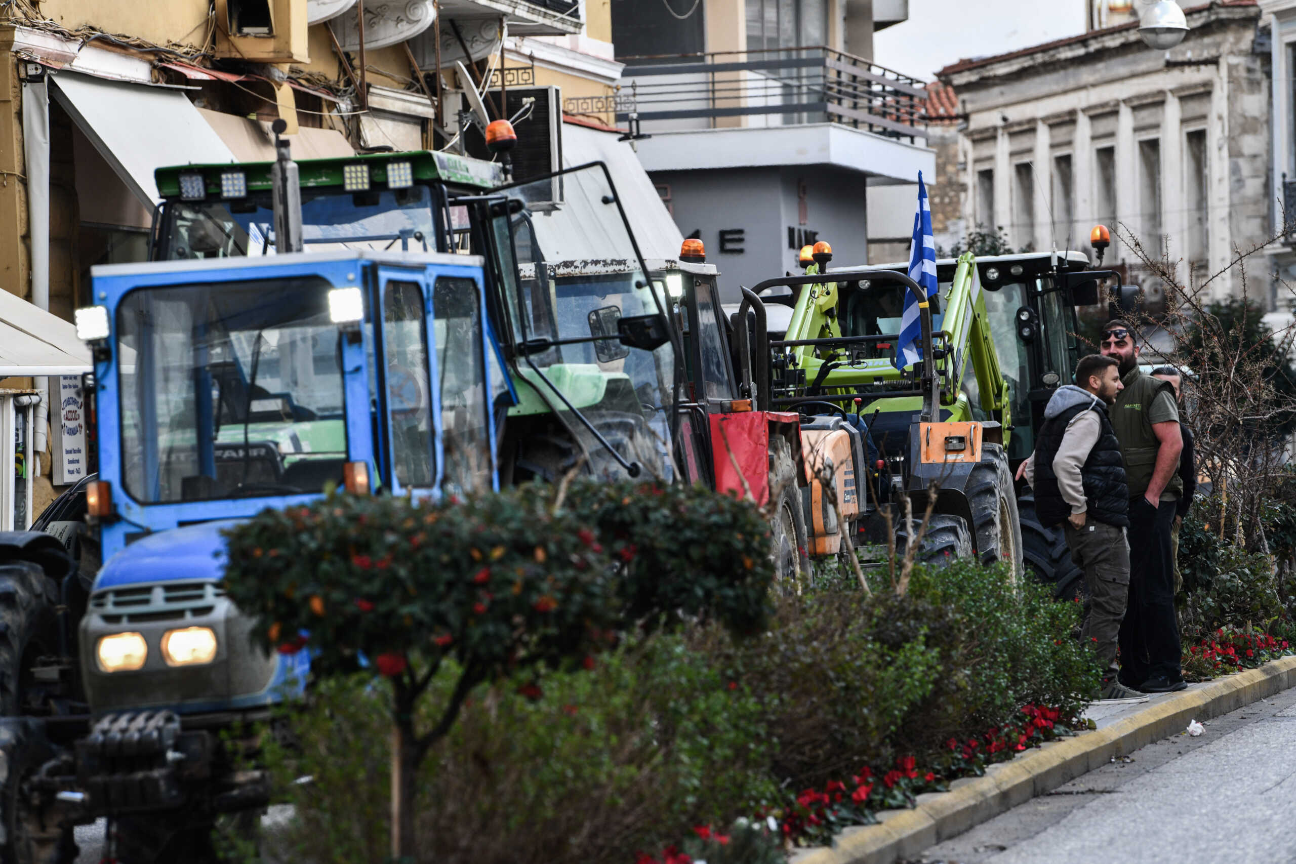 Αποφασισμένοι οι αγρότες: Κλείνουν την παλιά Εθνική οδό Βόλου – Λάρισας