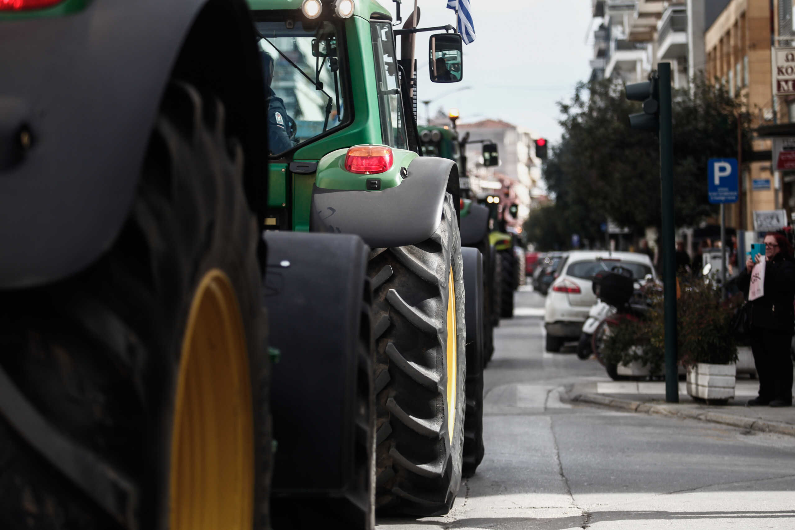 Κινητοποίηση αγροτών στην πόλη των Τρικάλων, Δευτέρα 5 Φεβρουαρίου 2024. Περισσότερα από 150 τρακτέρ και αγροτικά μηχανήματα πραγματοποίησαν πορεία στους δρόμους της πόλης και συγκεντρώθηκαν στο κτήριο της Περιφερειακής Ενότητας ζητώντας άμεσα μέτρα στήριξης και λύση στα μεγάλα προβλήματά τους. Παρά τις εξαγγελίες του πρωθυπουργού και τα μέτρα στήριξης που εξήγγειλε η κυβέρνηση, τόσο η Ομοσπονδία Αγροτικών Συλλόγων "Η Άνοιξη", όσο και Αγροτικοί Σύλλογοι, επιτροπές μπλόκων και μεμονωμένοι αγρότες, δηλώνουν ότι τα μέτρα που εξαγγέλθηκαν αποτελούν "σταγόνα στον ωκεανό των προβλημάτων του αγροτικού κόσμου, που έχουν συσσωρευτεί τα τελευταία χρόνια", απομακρύνοντάς τους από τον πρωτογενή τομέα. Πάγια αιτήματα αγροτών και κτηνοτρόφων παραμένουν η μείωση του κόστους παραγωγής με αφορολόγητο πετρέλαιο και πλαφόν στην τιμή του αγροτικού ρεύματος, με ταυτόχρονη επιδότηση και κατάργηση του Φόρου Προστιθέμενης Αξίας στα αγροτικά μέσα και εφόδια. Επίσης, ζητούν την αναπλήρωση του χαμένου εισοδήματος για τις μεγάλες ζημιές, που έχει υποστεί το φυτικό και ζωικό κεφάλαιο από τις πλημμύρες. 
(ΘΑΝΑΣΗΣ ΚΑΛΛΙΑΡΑΣ