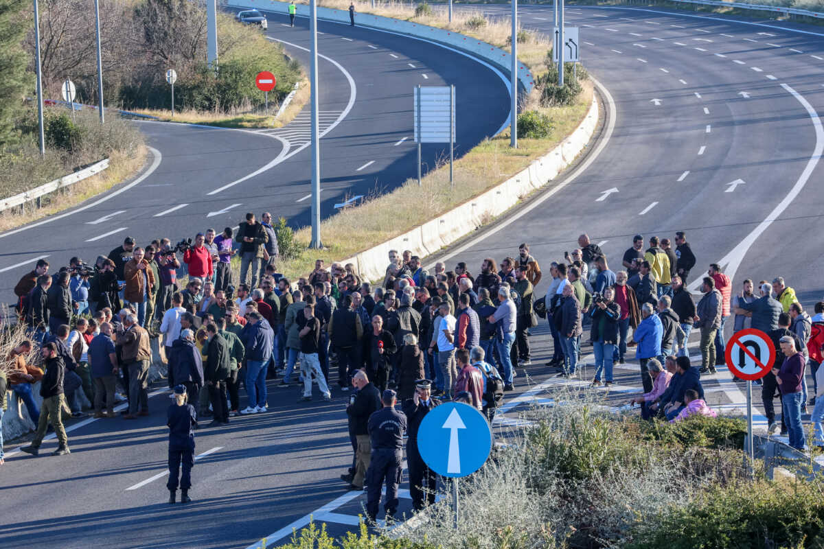 Συμβολικός αποκλεισμός της εθνικής οδού στο ύψος του κόμβου της Νίκαιας στη Λάρισα απο αγρότες. Τρίτη 6 Φεβρουαρίου 2024.  (EUROKINISSI)