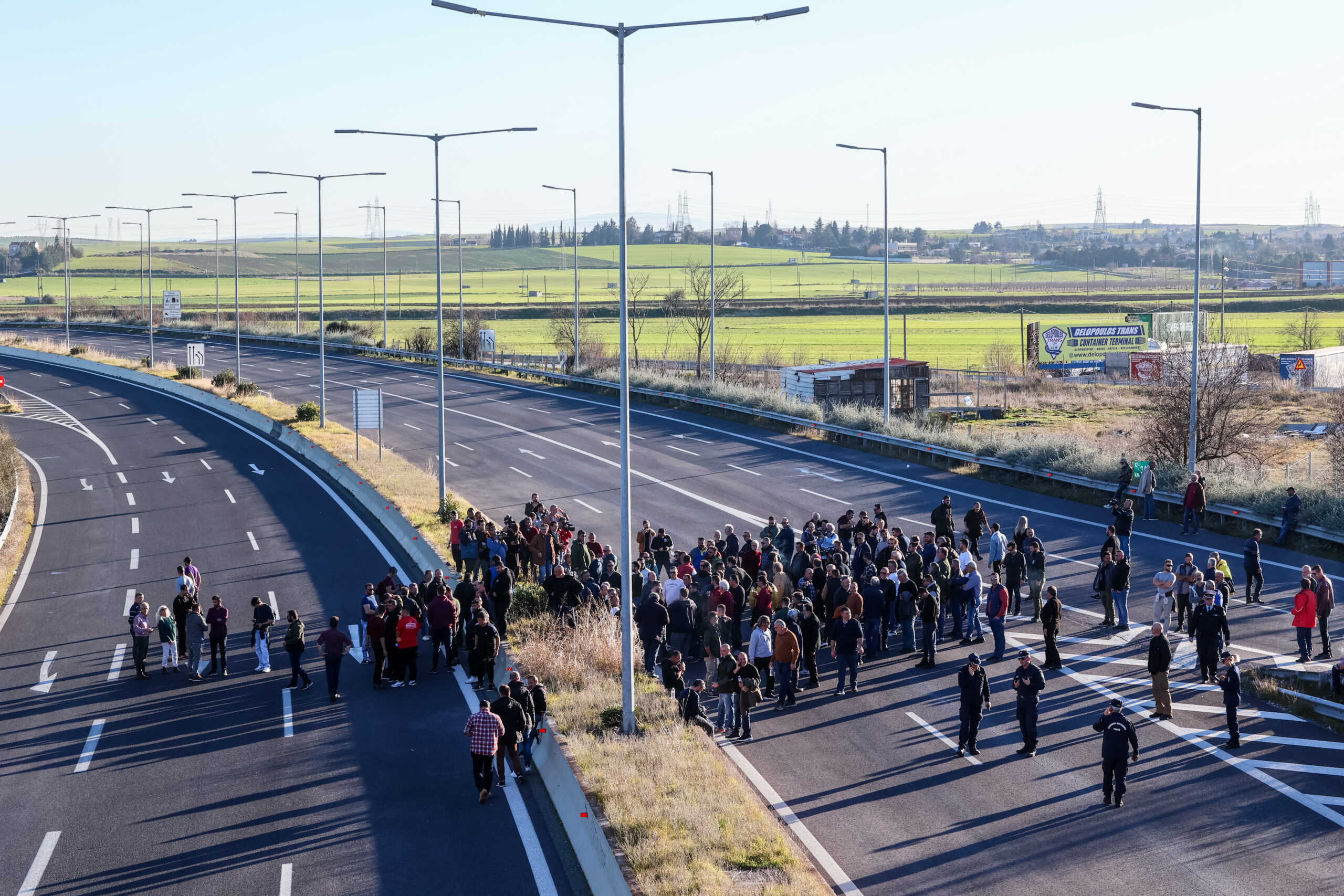 Συμβολικός αποκλεισμός της εθνικής οδού στο ύψος του κόμβου της Νίκαιας στη Λάρισα απο αγρότες. Τρίτη 6 Φεβρουαρίου 2024.  (EUROKINISSI)