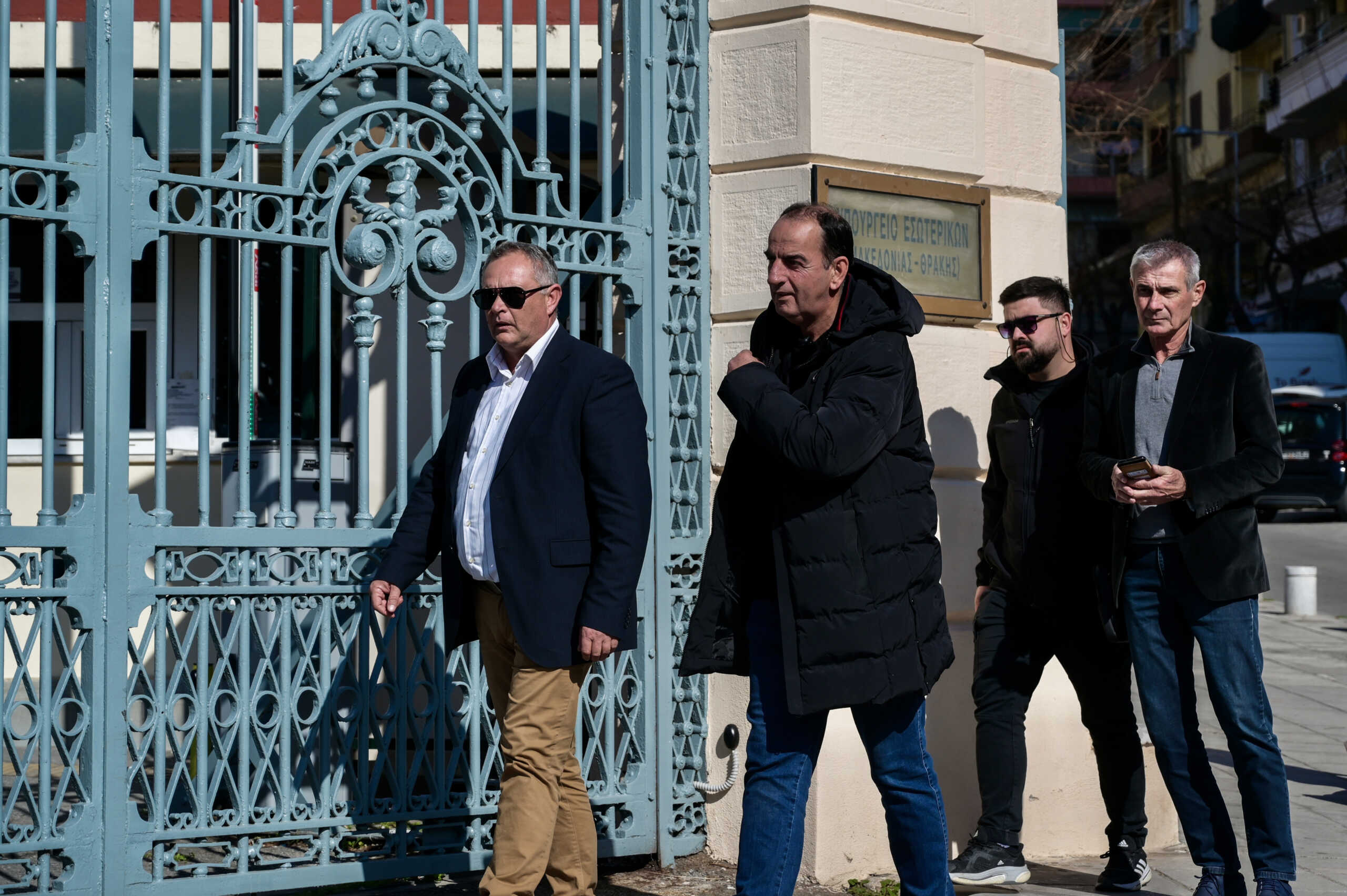 Συνάντηση του υπουργού Προστασίας του Πολίτη, Μιχάλη Χρυσοχοΐδη με αντιπροσωπεία αγροτών στο υπουργείο Μακεδονίας Θράκης προκειμένου να οργανώσουν από κοινού την κάθοδό τους στην Αθήνα την Τρίτη το βράδυ, όπως αποφασίστηκε στην πανελλαδική σύσκεψη της επιτροπής των μπλόκων στη Νίκαια της Λάρισας, Παρασκευή 16 Φεβρουαρίου 2024. 
(ΚΩΝΣΤΑΝΤΙΝΟΣ ΤΣΑΚΙΤΖΗΣ