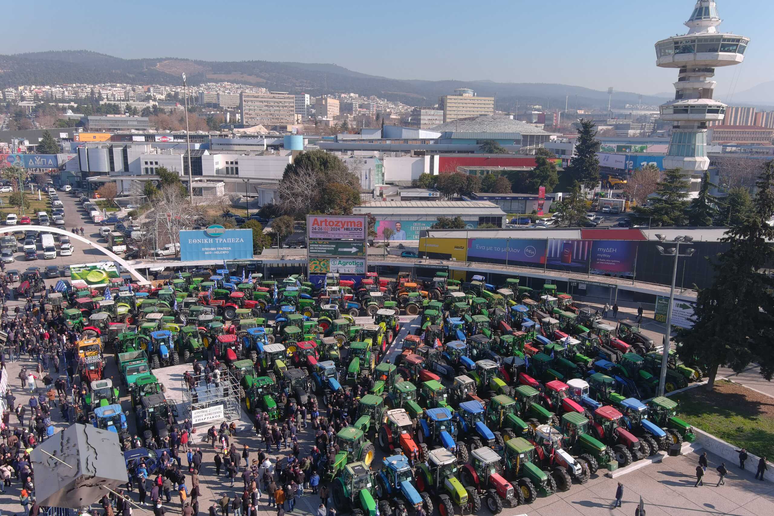 Συλλαλητήριο διαμαρτυρίας αγροτών με τα τρακτέρ τους από διάφορες περιοχές της Βόρειας Ελλάδας,  στην Θεσσαλονίκη στο πλαίσιο των εγκαινίων της 30ης Agrotica, Πέμπτη 1 Φεβρουαρίου 2024. 
(ΒΑΣΙΛΗΣ ΒΕΡΒΕΡΙΔΗΣ