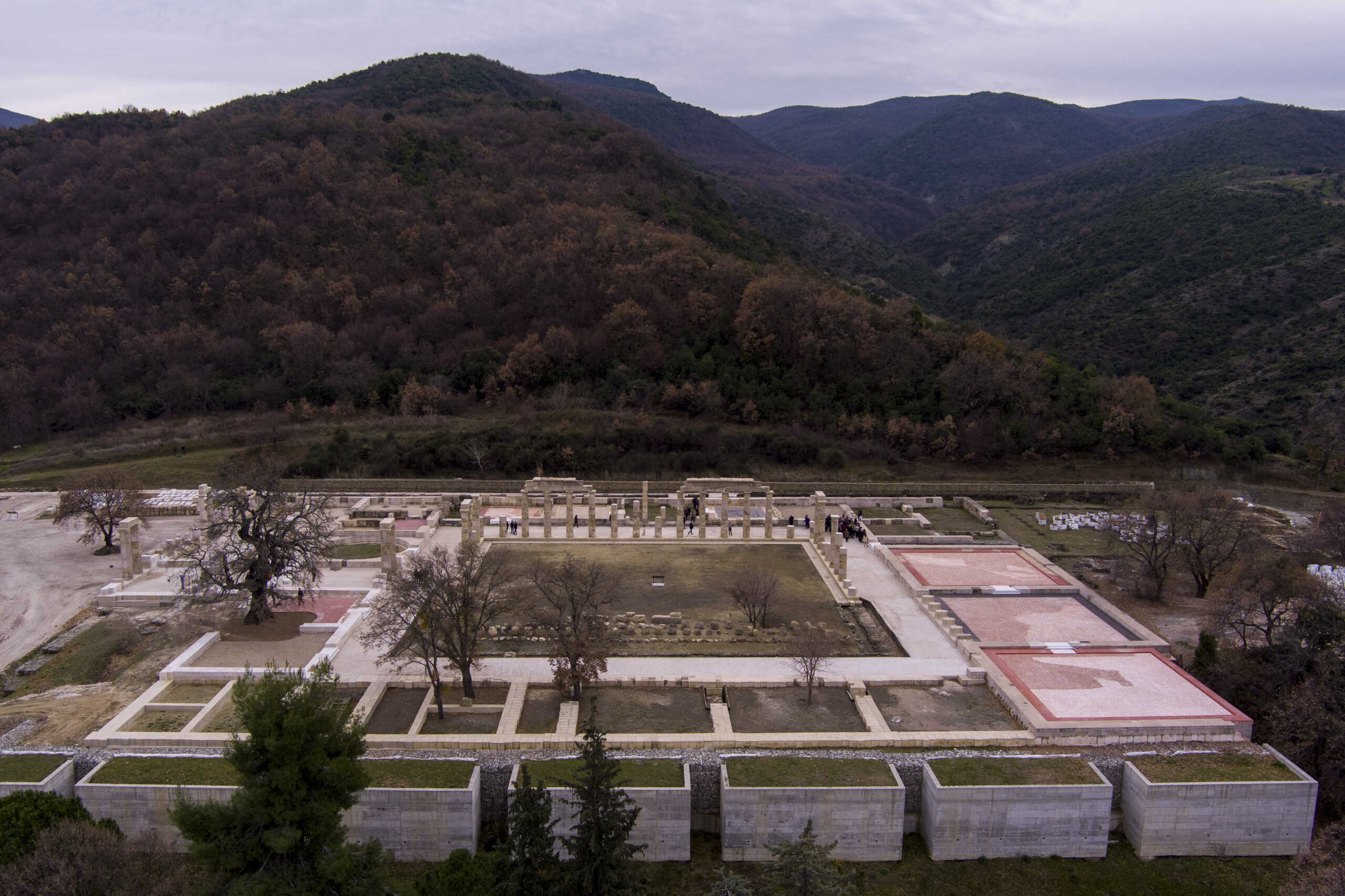 Αεροφωτογραφίες του αναστηλωμένου ανακτόρου του Φιλίππου Β', στο Πολυκεντρικό Μουσείο Αιγών. Παρασκευή 5 Ιανουαρίου 2023 (ΒΑΣΙΛΗΣ ΒΕΡΒΕΡΙΔΗΣ