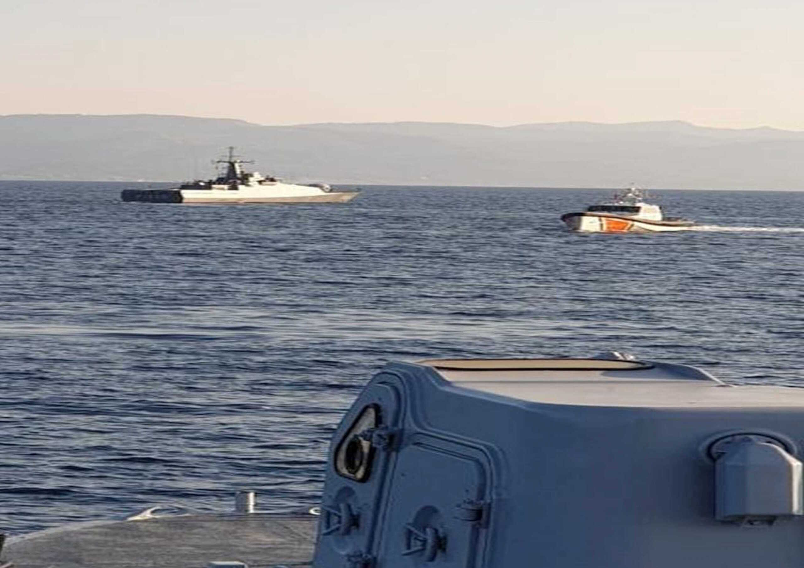 Πρωινές ώρες σήμερα, στη θαλάσσια περιοχή βορειοανατολικά της ν. Λέσβου, τουρκική ακταιωρός εισήλθε εντός των ελληνικών χωρικών υδάτων και παρενόχλησε περιπολικό σκάφος Λ.Σ.-ΕΛ.ΑΚΤ., πραγματοποιώντας επικίνδυνους ελιγμούς σε βάρος του, όπως φαίνεται και στα σχετικά βίντεο. Παράλληλα, σε δεύτερο περιστατικό στην ίδια θαλάσσια περιοχή, πρώτες πρωινές ώρες σήμερα, λέμβος με αλλοδαπούς επιβαίνοντες επιχείρησε να εισέλθει στα ελληνικά χωρικά ύδατα συνοδεία τουρκικής ακταιωρού, η οποία και εντοπίστηκε από Πλοίο Ανοικτής Θαλάσσης Λιμενικού Σώματος β€“ Ελληνικής Ακτοφυλακής. Πραγματοποιήθηκαν επανειλημμένες προσπάθειες επικοινωνίας από το Πλοίο Ανοικτής Θαλάσσης Λιμενικού Σώματοςβ€“Ελληνικής Ακτοφυλακής με την τουρκική ακταιωρό, προκειμένου να παραλάβουν τους επιβαίνοντες της λέμβου, με αρνητικά αποτελέσματα. Η λέμβος με τους αλλοδαπούς, δεν εισήλθε καθόλου στα ελληνικά χωρικά ύδατα και οι επιβαίνοντές της περισυνελλέγησαν τελικά από έτερη τουρκική ακταιωρό και ενώ η πρώτη είχε ήδη αποχωρήσει από την εν λόγω θαλάσσια περιοχή. Επίσης, πρώτες πρωινές ώρες σήμερα, στην ίδια θαλάσσια περιοχή και εντός τουρκικών χωρικών υδάτων πλησίον της οριογραμμής, εντοπίστηκε από έτερο Πλοίο Ανοικτής Θαλάσσης Λιμενικού Σώματος β€“ Ελληνικής Ακτοφυλακής, λέμβος με ικανό αριθμό αλλοδαπών επιβαινόντων. Η ανωτέρω λέμβος προσεγγίστηκε από δύο τουρκικές ακταιωρούς, οι οποίες επιχείρησαν να την ωθήσουν εντός των ελληνικών χωρικών υδάτων, ανεπιτυχώς. Τελικά, οι επιβαίνοντές της λέμβου περισυνελλέγησαν από τις τουρκικές ακταιωρούς, κατόπιν επανειλημμένων οχλήσεων από το πλήρωμα του ΠΑΘ Λ.Σ.-ΕΛ.ΑΚΤ.. Σημειώνεται ότι και σε αυτή την περίπτωση η λέμβος με τους αλλοδαπούς δεν εισήλθε στα ελληνικά χωρικά ύδατα.
(EUROKINISSI