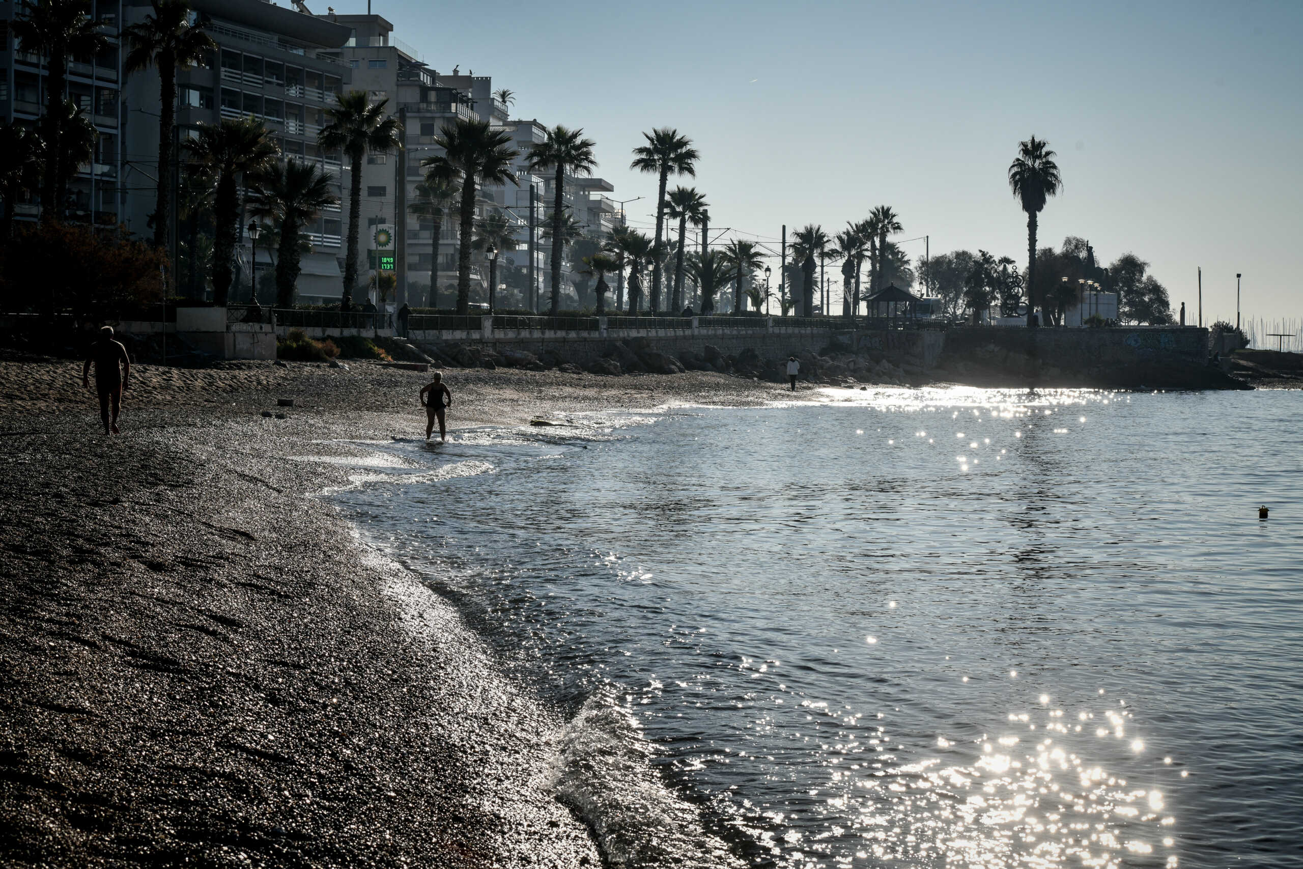 Εορτασμός των Θεοφανείων σήμερα, με ανοιξιάτικο καιρό και μπάνιο στην θάλασσα, Παρασκευή 6 Ιανουαρίου 2023  (ΤΑΤΙΑΝΑ ΜΠΟΛΑΡΗ