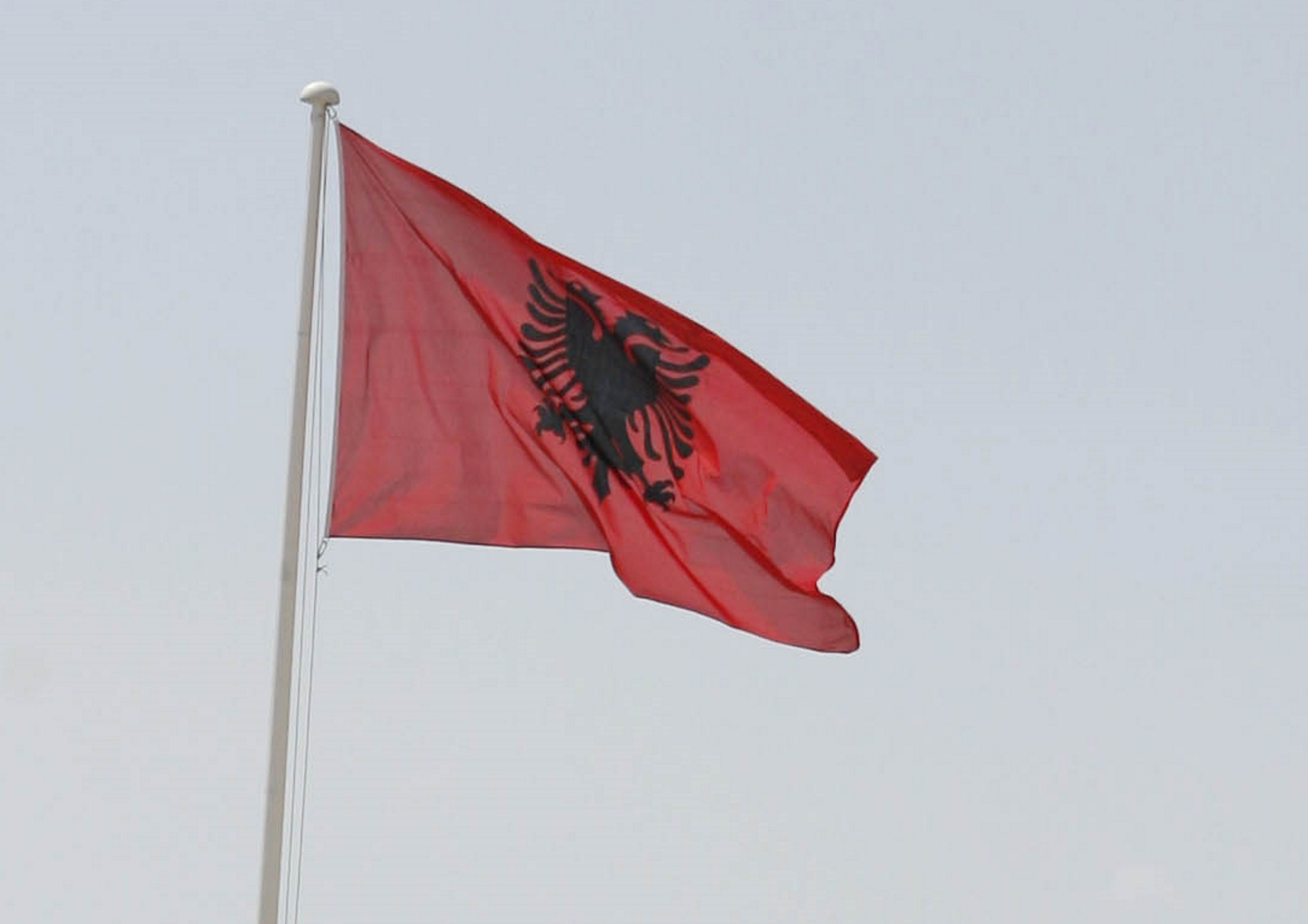 Βόλος: Με δάκρυα ζήτησε συγγνώμη ο μαθητής που κρέμασε την αλβανική σημαία σε σχολείο