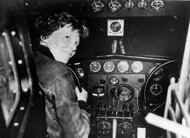 Τι συνέβη με την Αμέλια Έρχαρτ; Το μυστήριο της εξαφάνισης της θρυλικής αεροπόρου και οι θεωρίες 87 χρόνια μετά