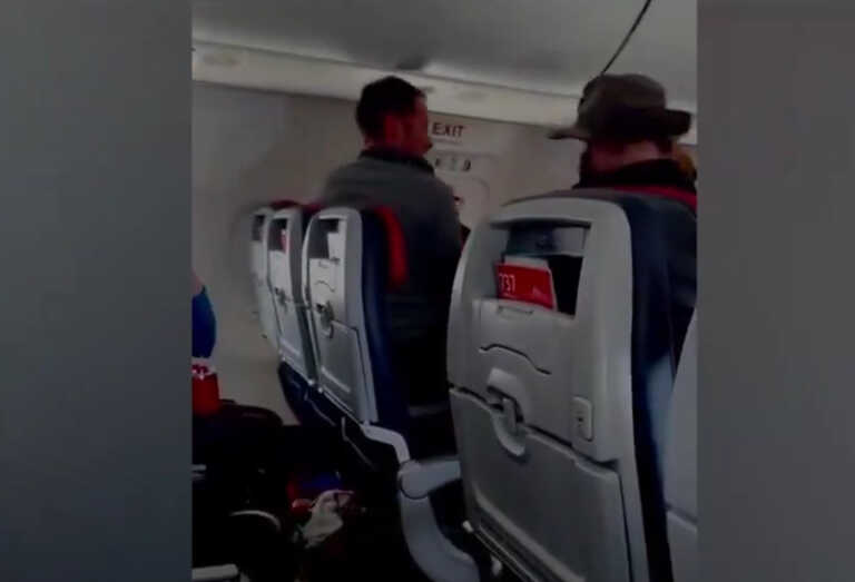 Πανικός σε αεροπλάνο της American Airlines – Επιβάτης προσπάθησε να ανοίξει την πόρτα εν ώρα πτήσης