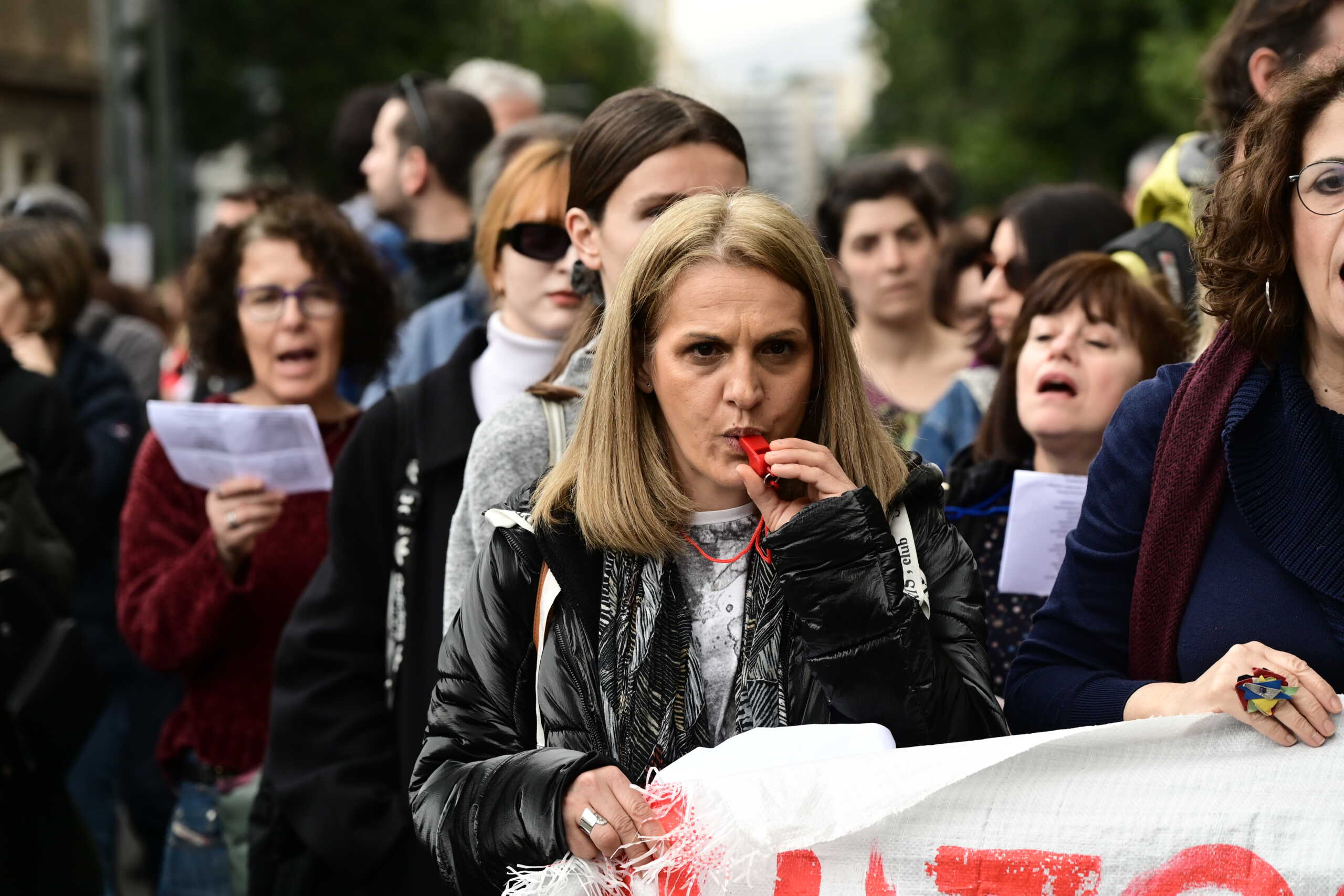 Απεργιακή συγκέντρωση πρωτοβαθμιων σωματείων, αριστερών οργανώσεων, συλλογικοτήτων και φοιτητικών συλλόγων στα πλαίσια της 24ωρης απεργίας της ΑΔΕΔΥ στην πλατεία Κλαυθμώνος, Τετάρτη 28 Φεβρουαρίου 2024. Οι εργαζόμενοι ζητούν αυξήσεις των μισθών, τη λήψη αποτελεσματικών μέτρων για την αντιμετώπιση της ακρίβειας, την πάταξη της αισχροκέρδειας και την επαναφορά των Συλλογικών Συμβάσεων Εργασίας, καθώς επίσης και να λογοδοτήσουν οι υπεύθυνοι για το σιδηροδρομικό δυστύχημα των Τεμπών. 
(ΜΙΧΑΛΗΣ ΚΑΡΑΓΙΑΝΝΗΣ
(ΜΙΧΑΛΗΣ ΚΑΡΑΓΙΑΝΝΗΣ