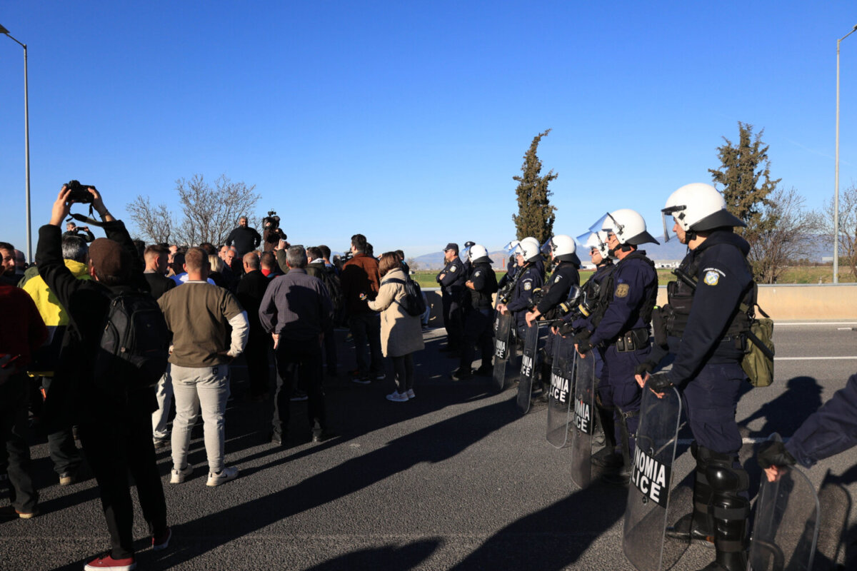 Απέκλεισαν τον ΠΑΘΕ στον Πλατύκαμπο οι αγρότες μετά τη σύσκεψη – «Αν δε δικαιωθούμε θα γίνει Κιλελέρ»