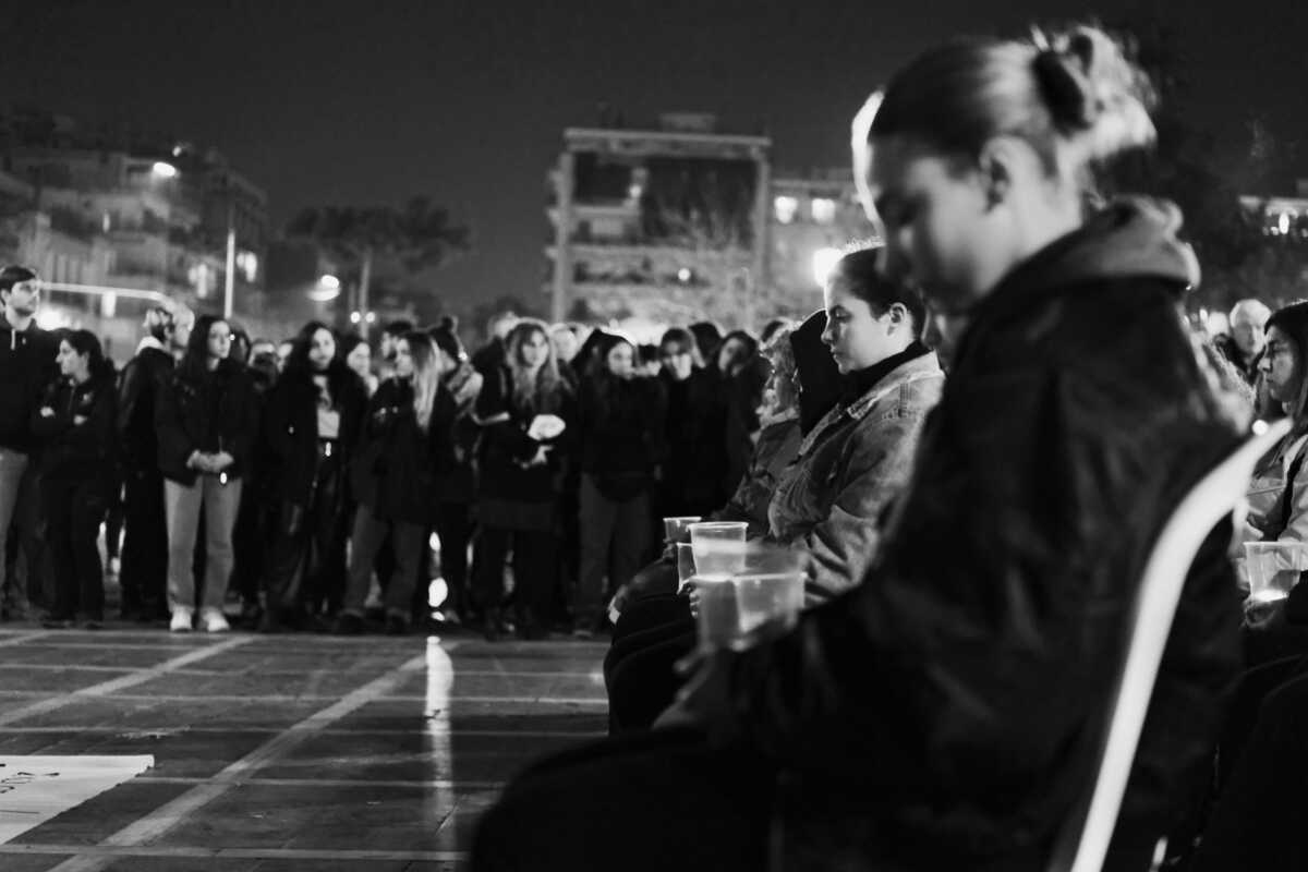 Συγκέντρωση στον σιδηροδρομικό σταθμό Θεσσαλονίκης για την συμπλήρωση ενός χρόνου από την πολύνεκρη σύγκρουση των αμαξοστοιχιών στα Τέμπη.  Τετάρτη 28 Φεβρουαρίου 2024  (ΚΩΝΣΤΑΝΤΙΝΟΣ ΤΣΑΚΙΤΖΗΣ
