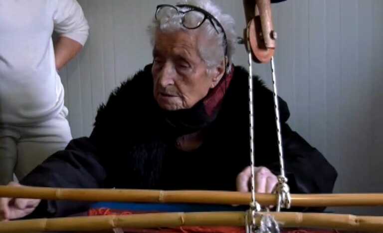 Γνωρίστε την γιαγιά στη Λέσβο που κάθεται μπροστά σε αργαλειό στα 104 χρόνια της ζωής της - Δείτε βίντεο