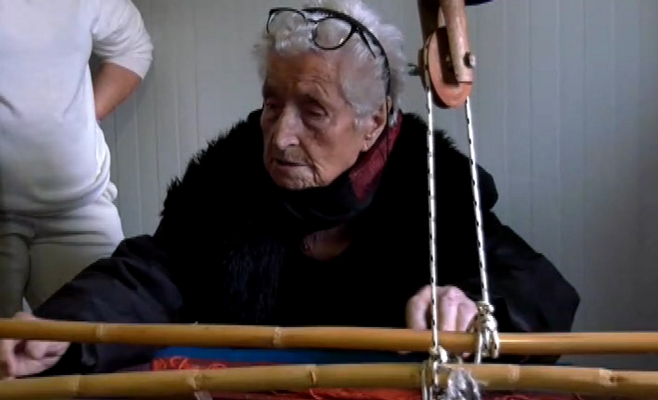 Λέσβος: Γνωρίστε την γιαγιά που κάθεται ξανά σε αργαλειό στα 104 χρόνια της ζωής της