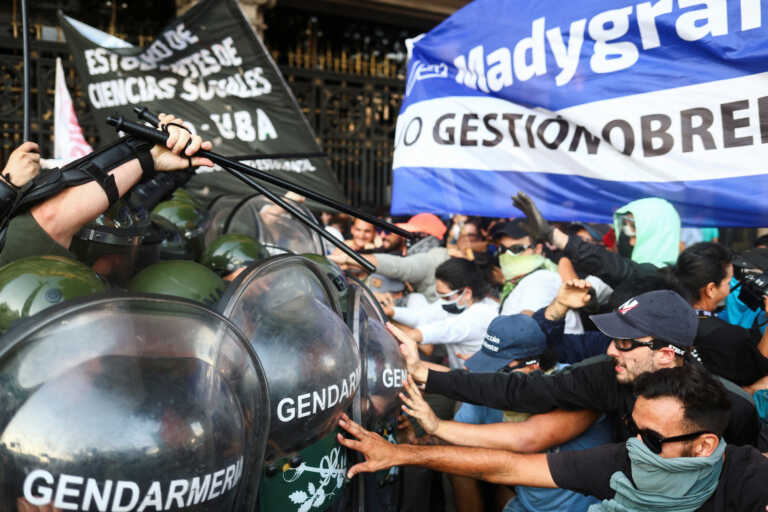 Χάος στο Μπουένος Αϊρες – Σοβαρά επεισόδια για τις οικονομικές μεταρρυθμίσεις της κυβέρνησης Μιλέι