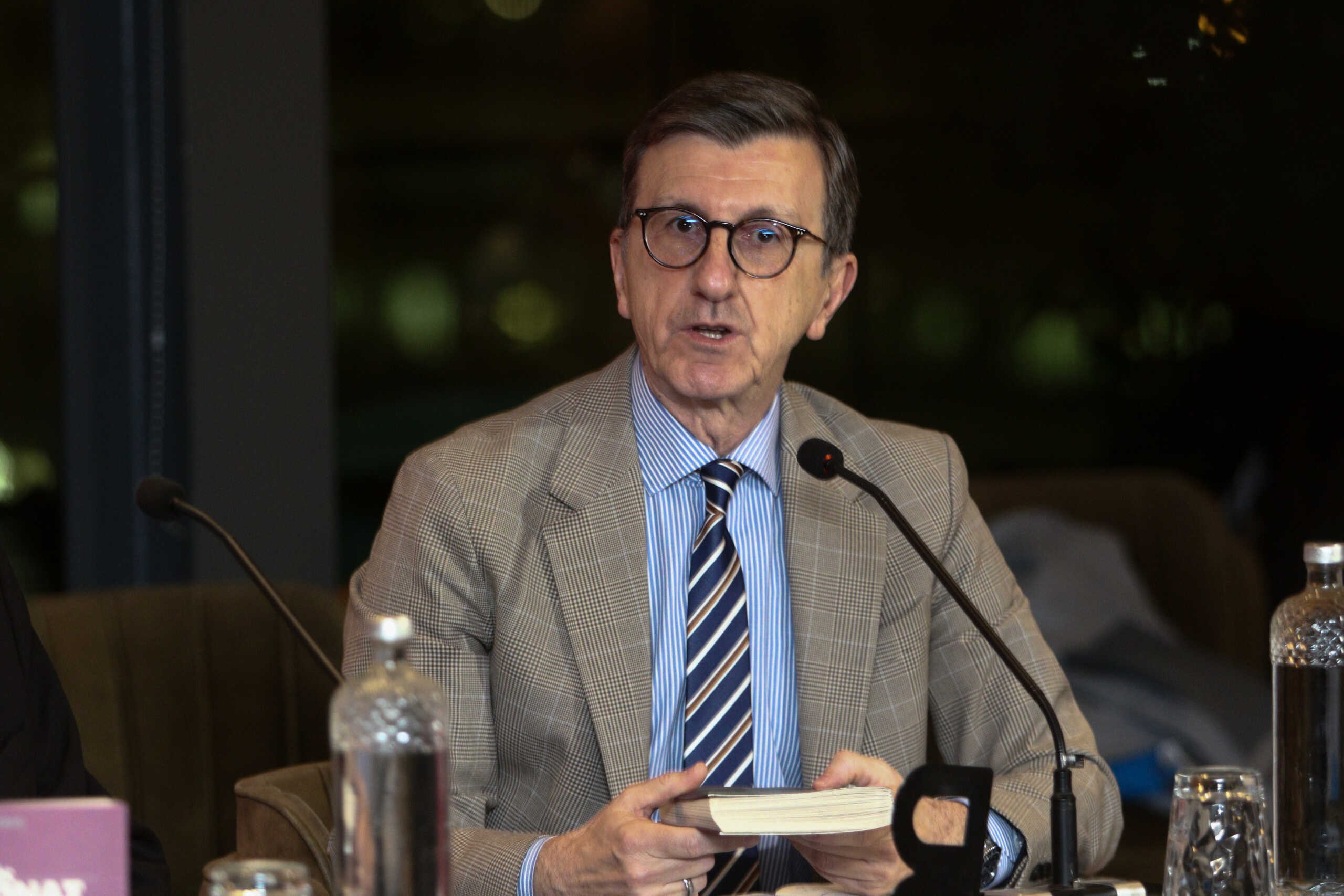Παρουσιαστηκε σημερα  στο πολυχωρο PUBLIC  το βιβλίο του Θάνου Βερέμη 20ος αιώνας. Μια ιστορία που δεν έχει τελειώσει ακόμη  To   βιβλιο παρουσιασαν  οι Γιάννης Στουρνάρας, Διοικητής Τράπεζας Ελλάδας και Άννα Διαμαντοπούλου, Πρώην Υπουργός και Επικεφαλής του Δικτύου "Τhink Tank"--Συντονιστης  ο δημοσιογράφος Άρης Πορτοσάλτε  (ΦΩΤΟ ΧΡΗΣΤΟΣ ΜΠΟΝΗΣ