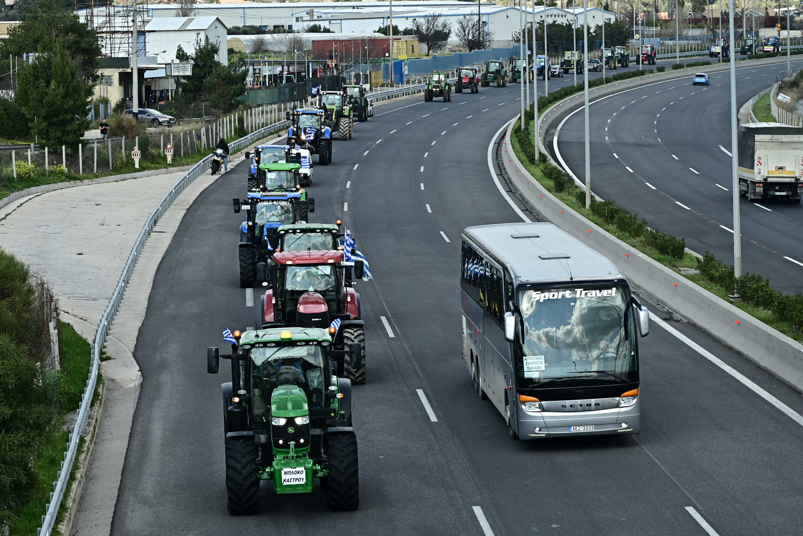 Είσοδος των αγροτών με τρακτέρ στην Αθήνα για να συμμετάσχουν στο αγροτικό συλλαλητήριο στο Σύνταγμα, Τρίτη 20 Φεβρουαρίου 2024. 
(ΜΙΧΑΛΗΣ ΚΑΡΑΓΙΑΝΝΗΣ