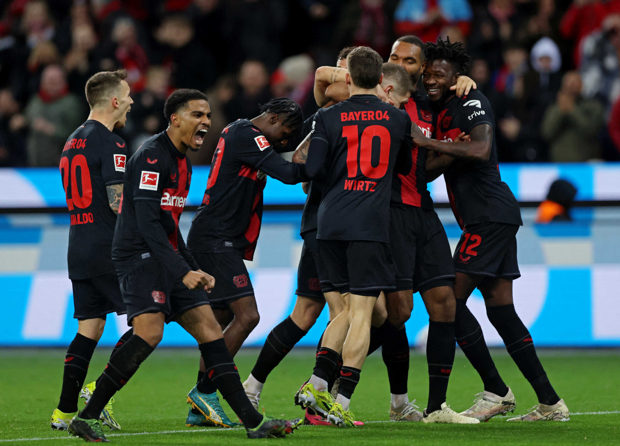 Soccer Football - Bundesliga - Bayer Leverkusen v 1.FSV Mainz 05 - BayArena, Leverkusen, Germany - February 23, 2024 Bayer Leverkusen's Robert Andrich celebrates scoring their second goal with teammates REUTERS