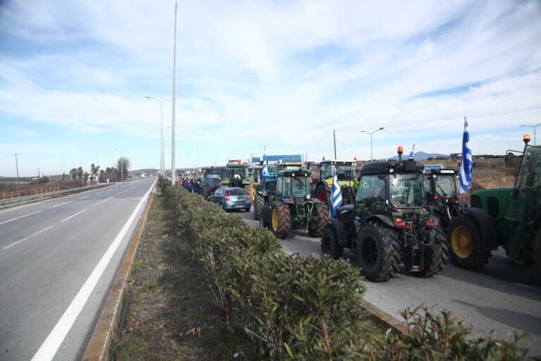 Οι αγρότες κατεβαίνουν με τα τρακτέρ τους στην Αθήνα - Την Τρίτη το συλλαλητήριο - Μέχρι τότε παραμένουν στα μπλόκα