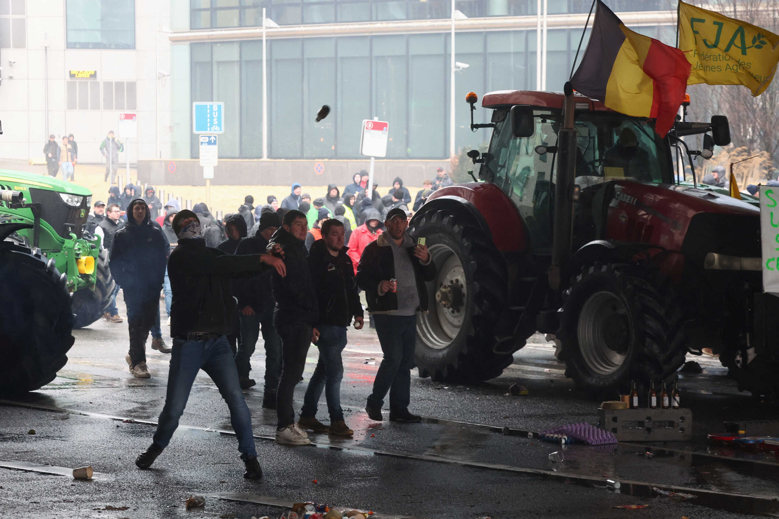 Βρυξέλλες: Νέα επεισόδια έξω από την έδρα της ΕΕ – Συγκρούσεις αγροτών με την αστυνομία - ΦΩΤΟ - ΒΙΝΤΕΟ