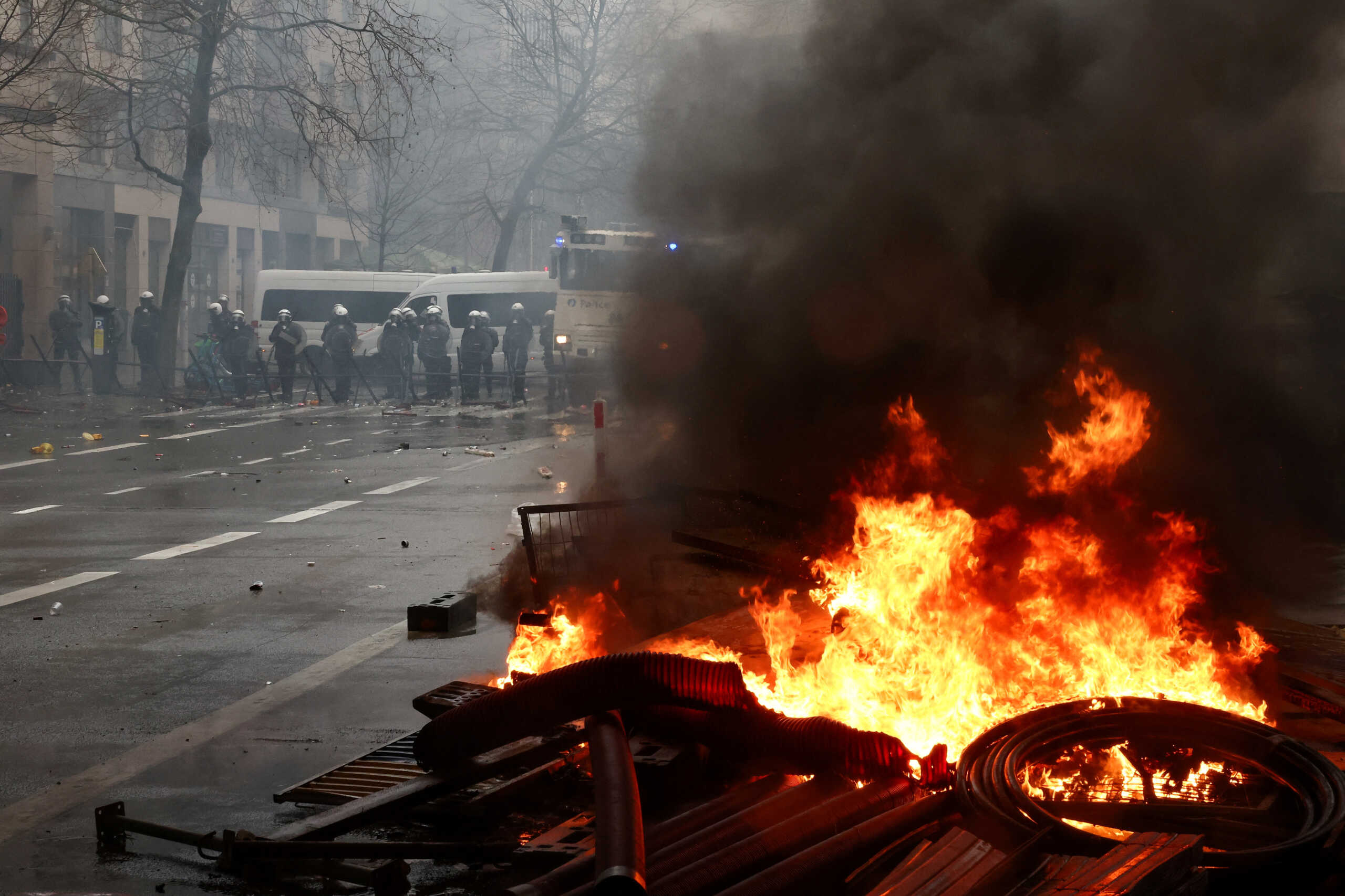 Βρυξέλλες: Νέος γύρος επεισοδίων έξω από την έδρα της ΕΕ – Συγκρούσεις αγροτών με την αστυνομία