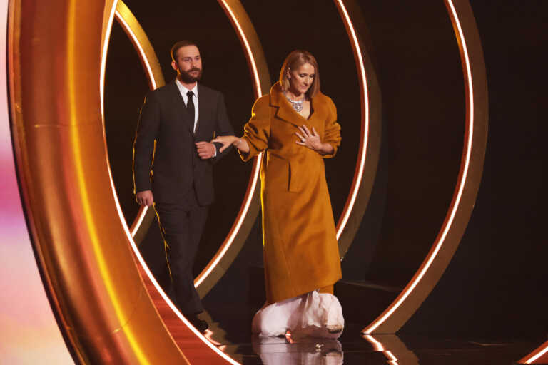 Υποβασταζόμενη η Celine Dion στα Grammy - Παγκόσμια συγκίνηση από την εμφάνισή της