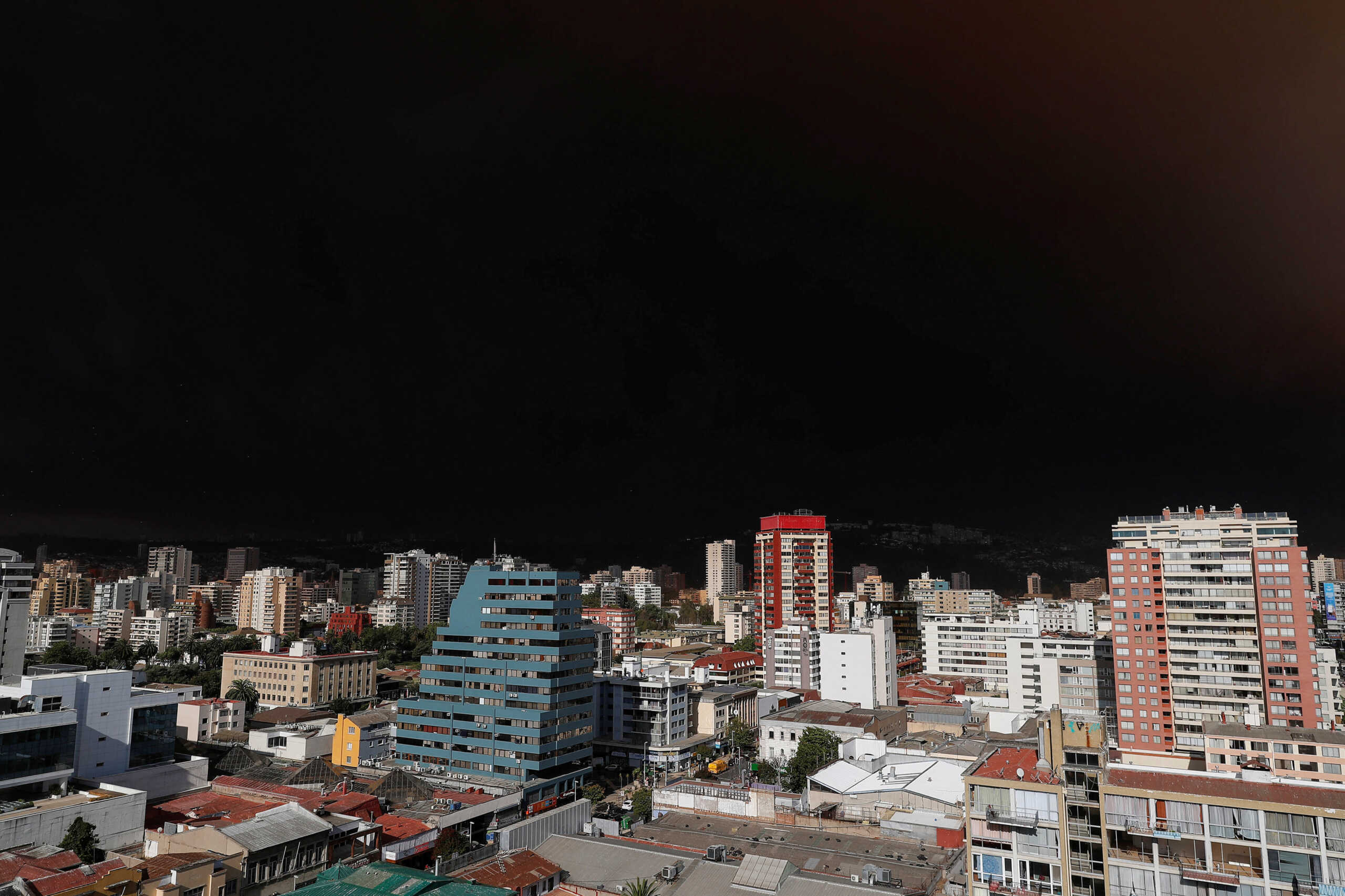 Smoke from wildfires blankets the sky in Vina Del Mar, Chile February 2, 2024. REUTERS