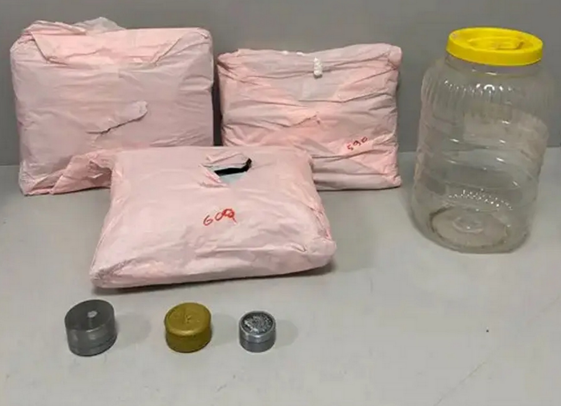 Θεσσαλονίκη: Παρέλαβαν δέματα με χασίς από τις ΗΠΑ – Δύο συλλήψεις από τους αστυνομικούς