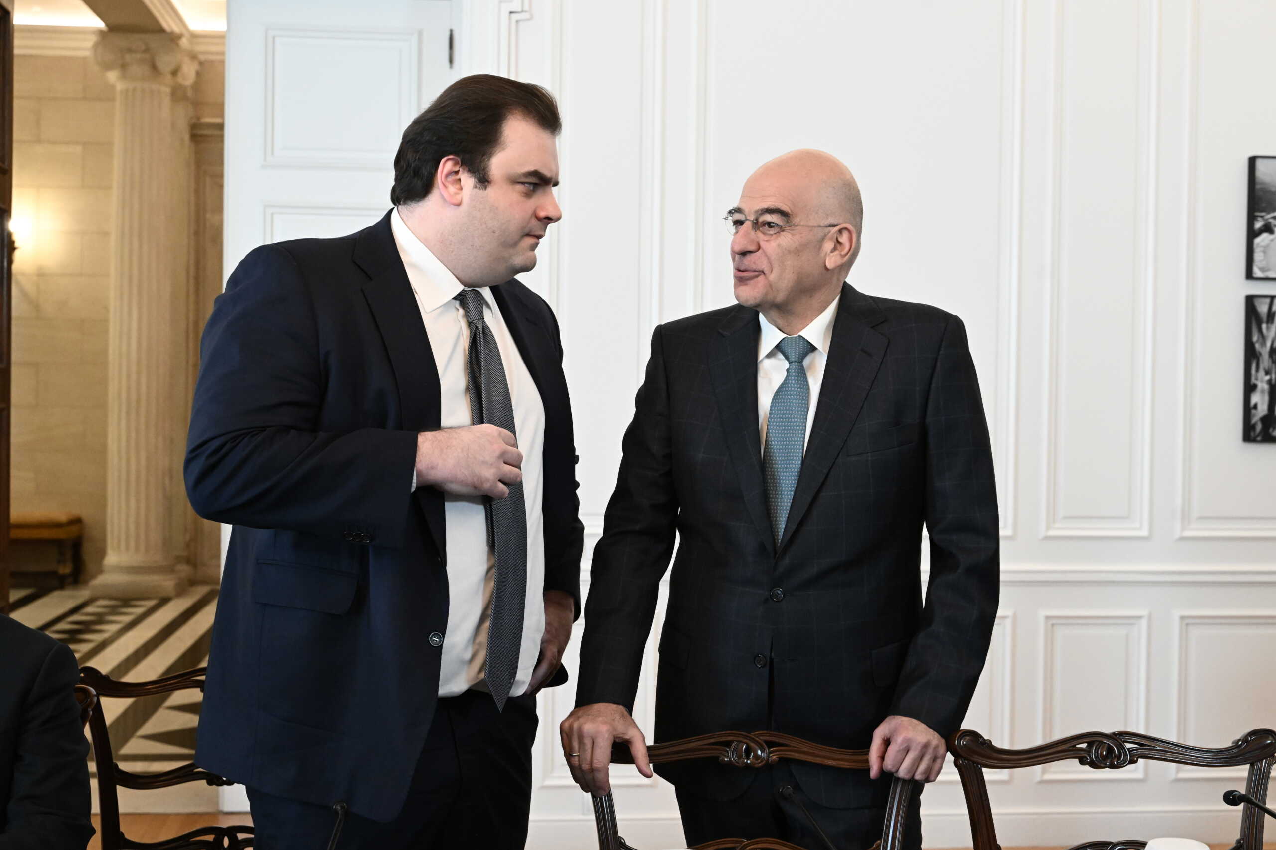 Συνεδρίαση του Υπουργικού Συμβουλίου υπό τον Πρωθυπουργό Κυριάκο Μητσοτάκη, Τετάρτη 24 Ιανουαρίου 2024. Στην συνεδρίαση του Υπουργικού Συμβουλίου παρουσιάστηκε και το νομοσχέδιο για τον γάμο των ομόφυλων ζευγαριών, με φόντο και τη συνεδρίαση της Ιεράς Συνόδου της Εκκλησίας της Ελλάδας, η οποία εξέφρασε την αντίθεσή της σε όσα προβλέπει το προωθούμενο νομοσχέδιο. Εκτός από το νομοσχέδιο για την ισότητα στον γάμο, ο υπουργός Δικαιοσύνης, Γιώργος Φλωρίδης, παρουσίασε το νομοσχέδιο για τον δικαστικό χάρτη. Επίσης ο υπουργός Εξωτερικών, Γιώργος Γεραπετρίτης, παρουσίασε το Στρατηγικό Σχέδιο για τον Απόδημο Ελληνισμό και ο υπουργός Ψηφιακής Διακυβέρνησης, Δημήτρης Παπαστεργίου, το νομοσχέδιο για τα μέτρα εφαρμογής του Κανονισμού (ΕΕ) 2022
(ΤΑΤΙΑΝΑ ΜΠΟΛΑΡΗ