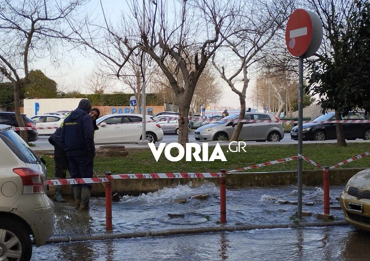 Θεσσαλονίκη: Έσκασε αγωγός νερού στο κέντρο της πόλης