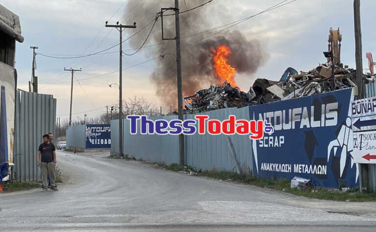 Φωτιά και εκρήξεις σε μάντρα στα Διαβατά Θεσσαλονίκης
