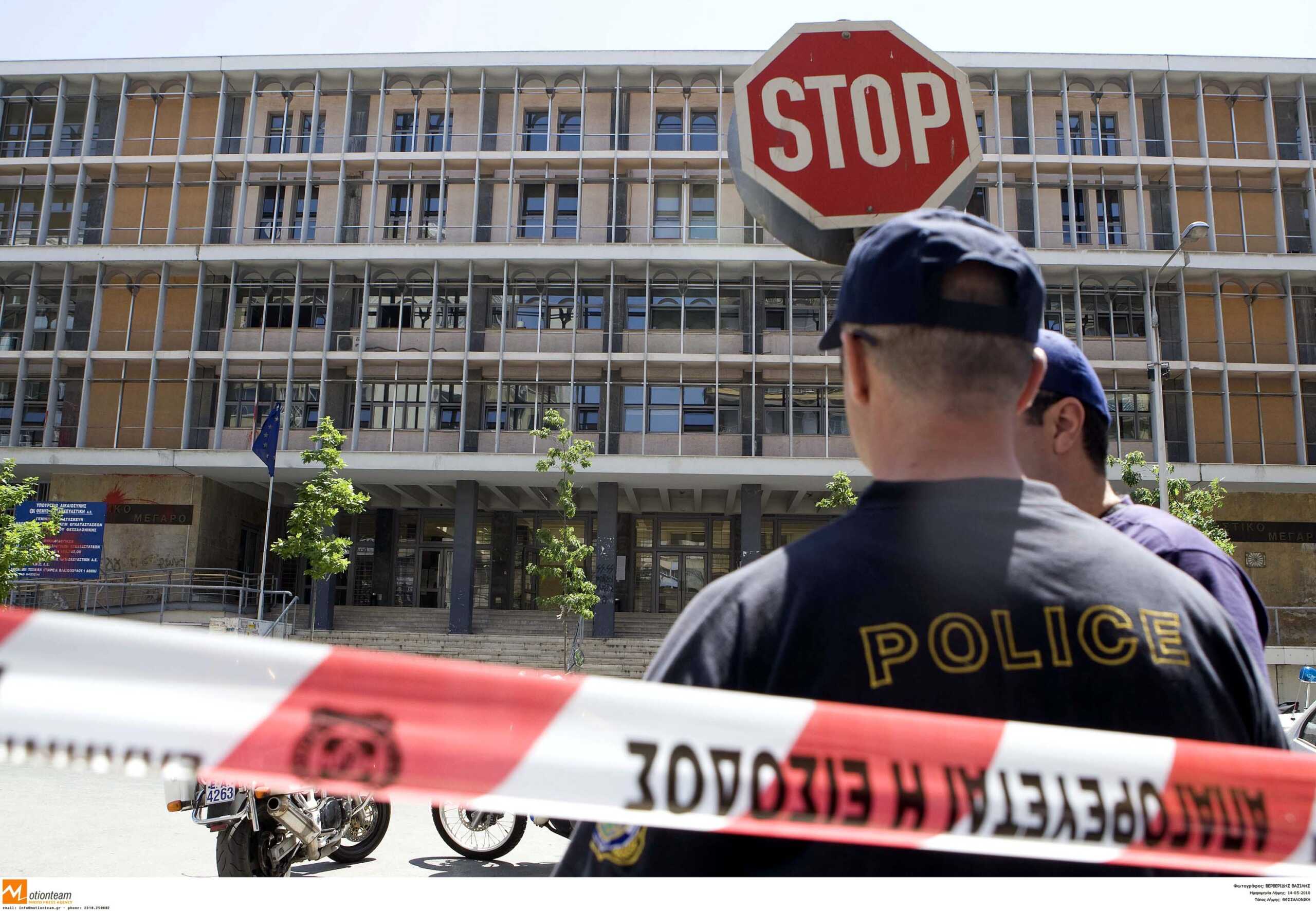 Θεσσαλονίκη: Τι βλέπει η Αντιτρομοκρατική πίσω από τον φάκελο – βόμβα στα δικαστήρια