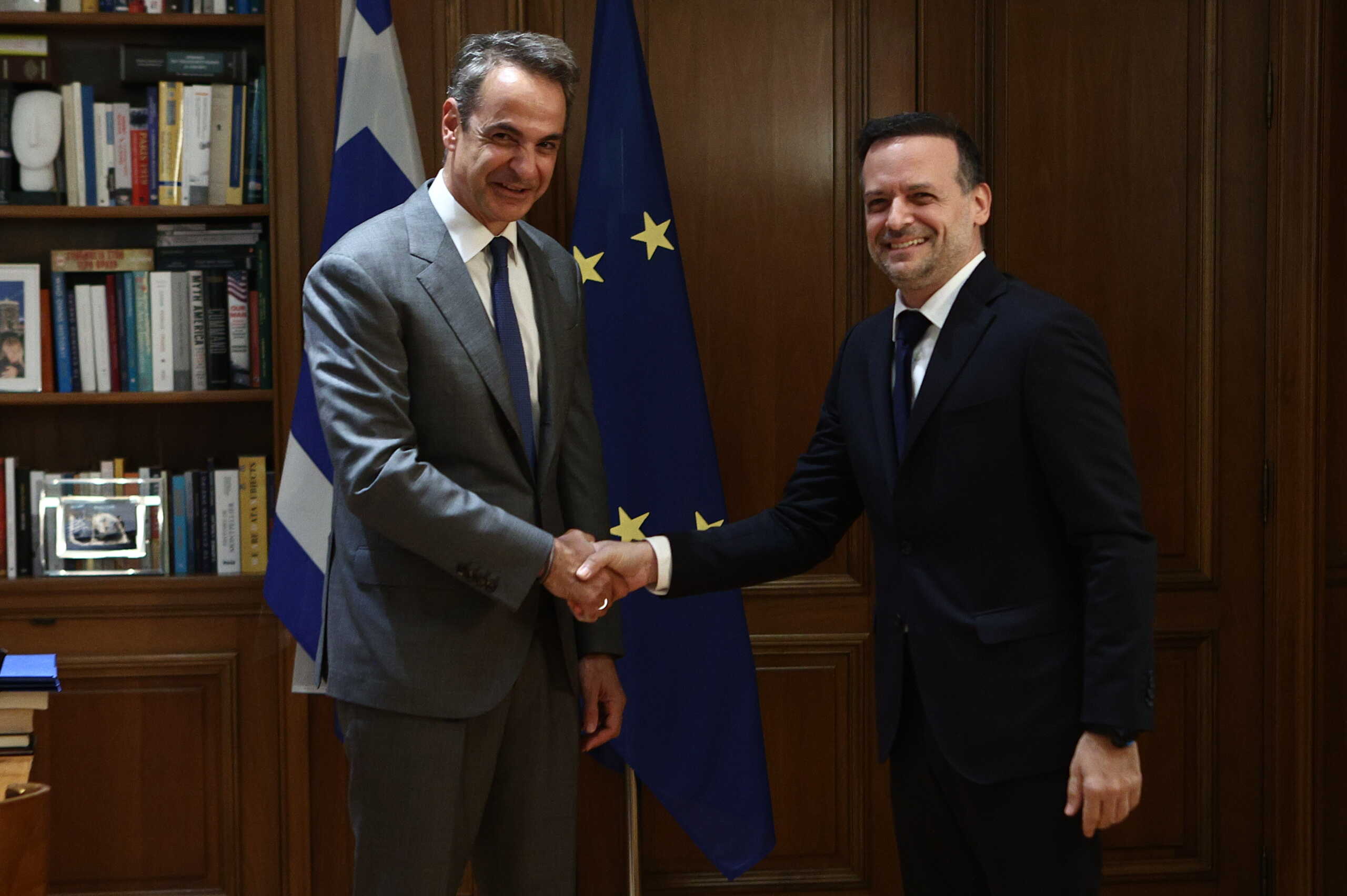 Συνάντηση του Πρωθυπουργού Κυριάκου Μητσοτάκη με τον νεοεκλεγέντα Δήμαρχο Αθηναίων Χάρη Δούκα στο Μέγαρο Μαξίμου, Πέμπτη 16 Νοεμβρίου 2023. 
(ΒΑΣΙΛΗΣ ΡΕΜΠΑΠΗΣ