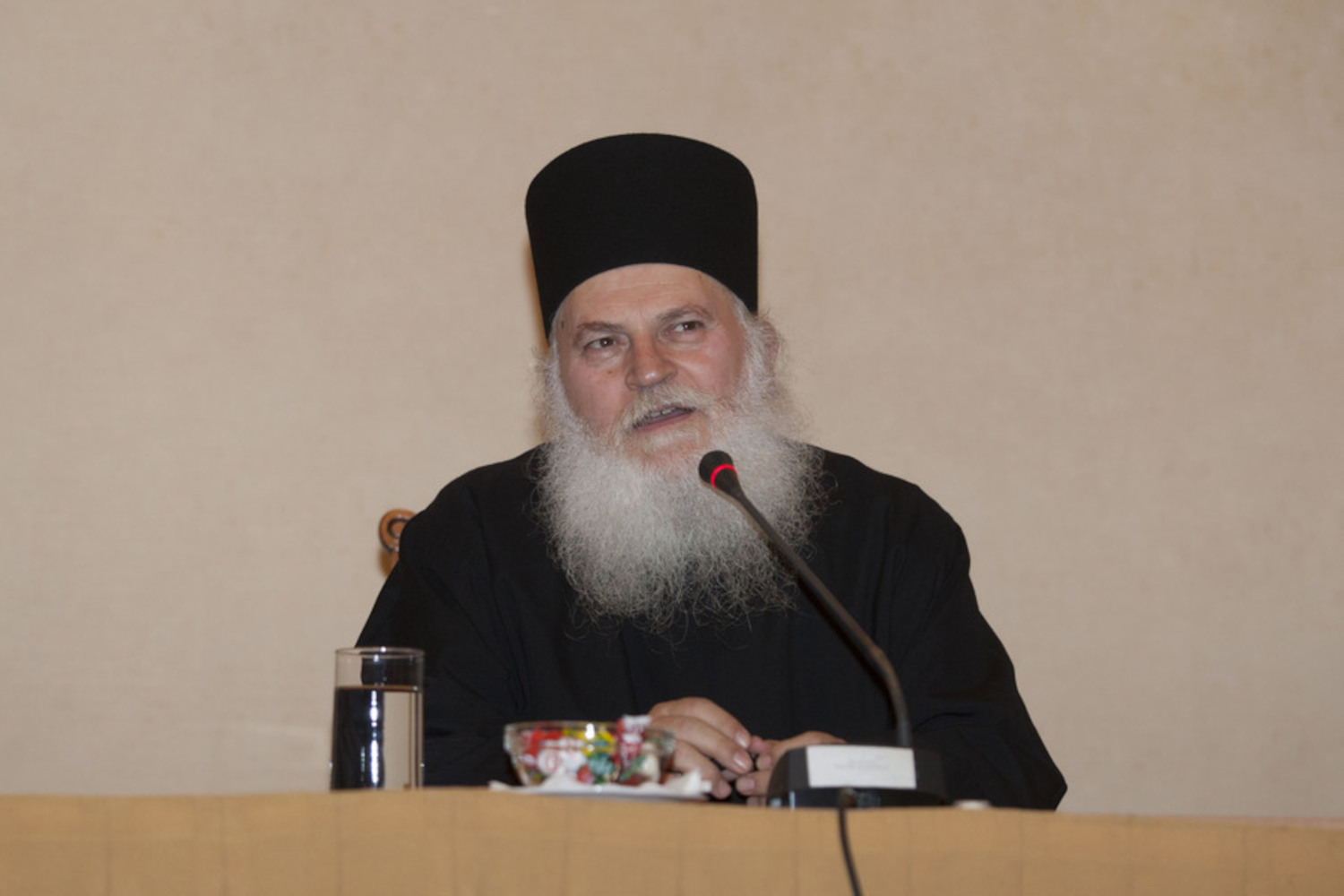 Ο ηγούμενος της μονής Βατοπαιδίου, Εφραίμ μιλάει σε πιστούς σε εκδήλωση, που πραγματοποιήθηκε σε αίθουσα ξενοδοχείου στη Θεσσαλονίκη, για θεολογικά και κοινωνικά θέματα συνιστώντας τους πίστη στο Θεό και επαφή με την εκκλησία, Τρίτη 10 Δεκεμβρίου 2013 ΑΠΕ ΜΠΕ