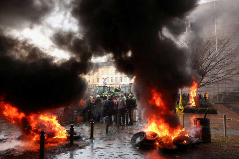 Αγρότες με 1.000 τρακτέρ γέμισαν τους δρόμους στις Βρυξέλλες - Πετροπόλεμος, φωτιές και ένταση