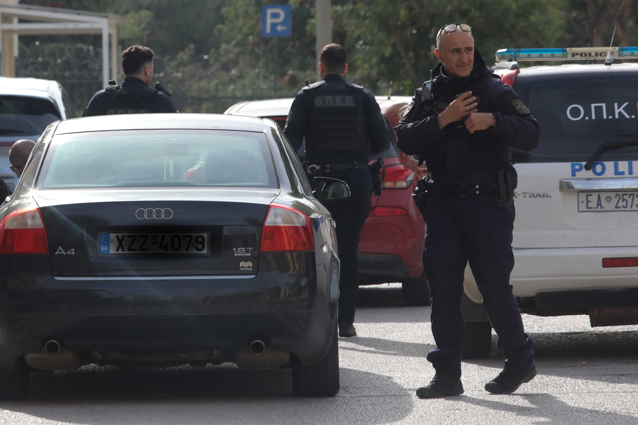 Απολογία στον εισαγγελέα των τεσσάρων συλληφθέντων από την Δίωξη Εκβιαστών και κατηγορούνται για τα -κατά περίπτωση- αδικήματα της κατασκευής και κατοχής εκρηκτικών και εμπρηστικών υλών και για παράβαση των νόμων περί όπλων και ναρκωτικών, Σάββατο 10 Φεβρουαρίου 2023. 
(ΓΙΑΝΝΗΣ ΠΑΝΑΓΟΠΟΥΛΟΣ