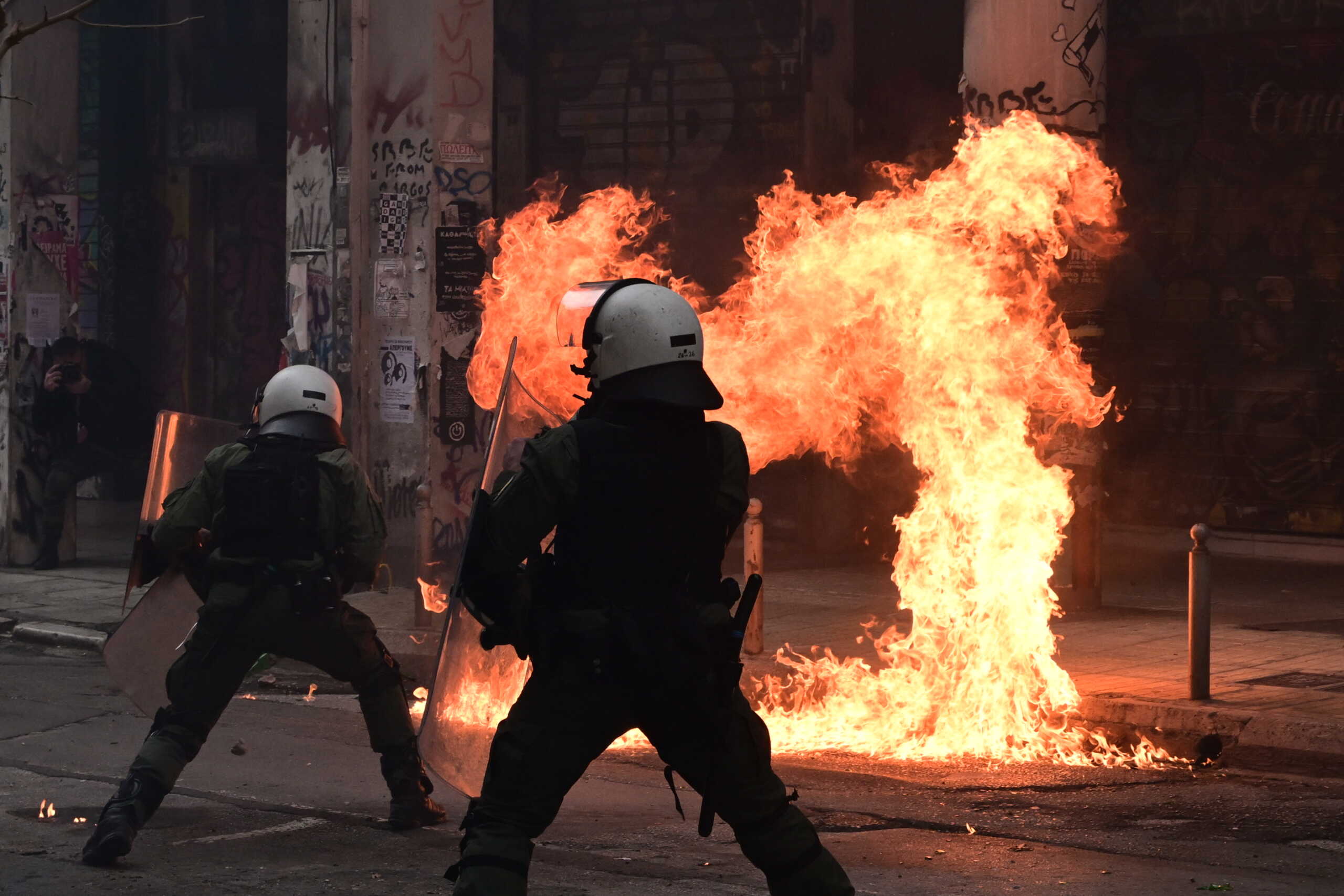 Επεισόδια με μολότοφ έξω από τη Βουλή – Δείτε βίντεο