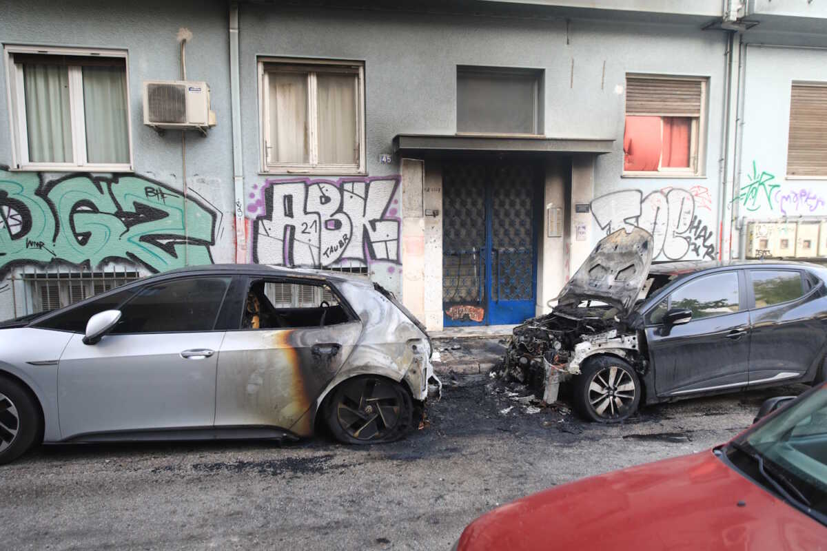 Πυρκαγιά σε τρία ΙΧ αυτοκίνητα τα οποία ήταν σταθμευμένα στη συμβολή των οδών Λεωφόρου Αλεξάνδρας και Ζαΐμη, Πέμπτη 29 Φεβρουαρίου 2024. 
 (ΓΙΑΝΝΗΣ ΠΑΝΑΓΟΠΟΥΛΟΣ