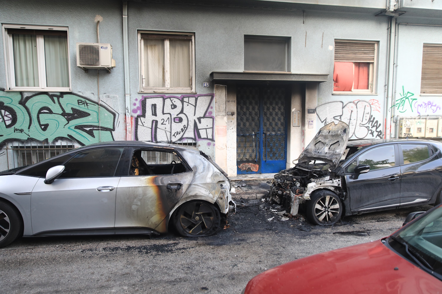 Πυρκαγιά σε τρία ΙΧ αυτοκίνητα τα οποία ήταν σταθμευμένα στη συμβολή των οδών Λεωφόρου Αλεξάνδρας και Ζαΐμη, Πέμπτη 29 Φεβρουαρίου 2024. 
 (ΓΙΑΝΝΗΣ ΠΑΝΑΓΟΠΟΥΛΟΣ