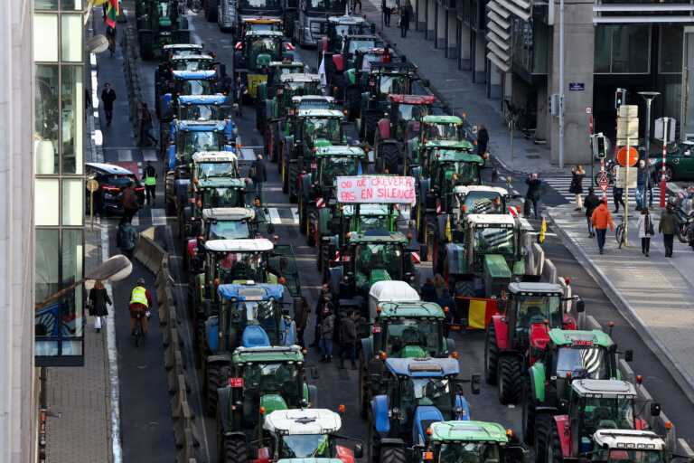 «Η οργή δεν υποχωρεί»: Οι αγρότες με τα τρακτέρ τους επιστρέφουν στις Βρυξέλλες, νέα κινητοποίηση ενώ συνεδριάζουν οι υπ. Γεωργίας της ΕΕ