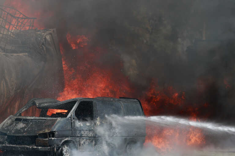 Φωτιά έκανε στάχτη δύο αυτοκίνητα στην Πάτρα - Οι εικόνες στο σημείο και οι μαρτυρίες για εμπρησμό