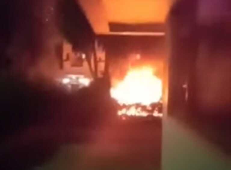 Φωτιά σε 5 αυτοκίνητα στην Πάτρα - Βίντεο από τη στιγμή των εκρήξεων στο σημείο που ήταν παρκαρισμένα
