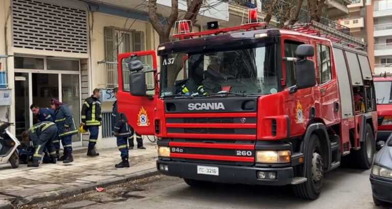 Aνασύρθηκε χωρίς τις αισθήσεις του μετά από φωτιά σε διαμέρισμα πολυκατοικίας στη Θεσσαλονίκη