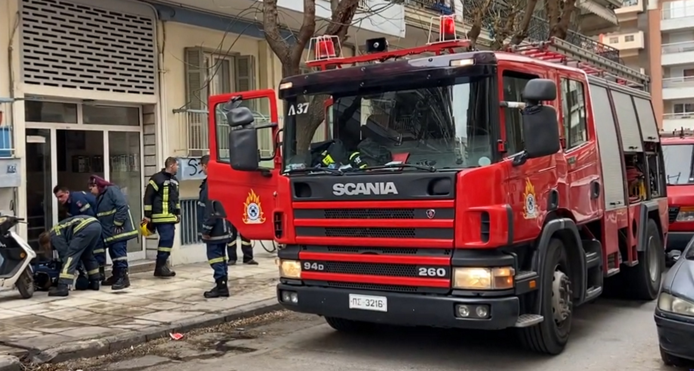 Θεσσαλονίκη: Ανασύρθηκε χωρίς τις αισθήσεις του 40χρονος μετά από φωτιά σε διαμέρισμα πολυκατοικίας