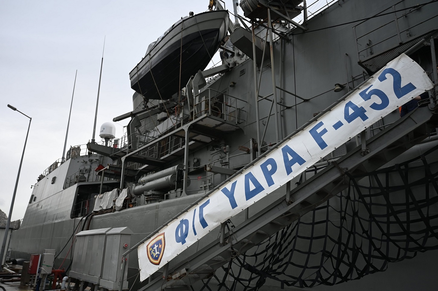 Ο Υπουργός Εθνικής Άμυνας, Νίκος Δένδιας, συνοδευόμενος από τον Αρχηγό ΓΕΕΘΑ Στρατηγό Δημήτριο Χούπη, επισκέφθηκε σήμερα, Δευτέρα 26 Φεβρουαρίου 2024, την φρεγάτα «Ύδρα» στον Ναύσταθμο Σαλαμίνας, πριν τον απόπλου της για την  Ερυθρά Θάλασσα, όπου θα συμμετάσχει στην ευρωπαϊκή επιχείρηση ΑΣΠΙΔΕΣ. Δευτέρα 26 Φεβρουαρίου 2024 (ΓΡ. ΤΥΠΟΥ ΥΠ. ΑΜΥΝΑΣ