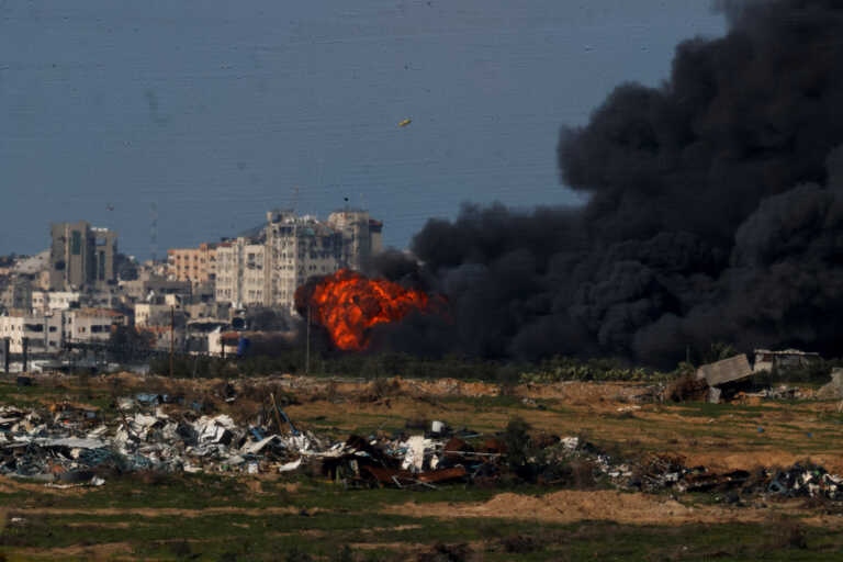 Σφοδροί βομβαρδισμοί στη Γάζα - Αγώνας δρόμου για μια νέα εκεχειρία