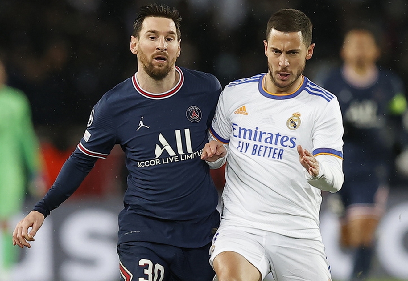 epa09760417 PSG’s Lionel Messi (L) in action against Real Madrid's Eden Hazard (R) during the UEFA Champions League round of 16, first leg soccer match between Paris Saint-Germain (PSG) and Real Madrid in Paris, France, 15 February 2022.  EPA