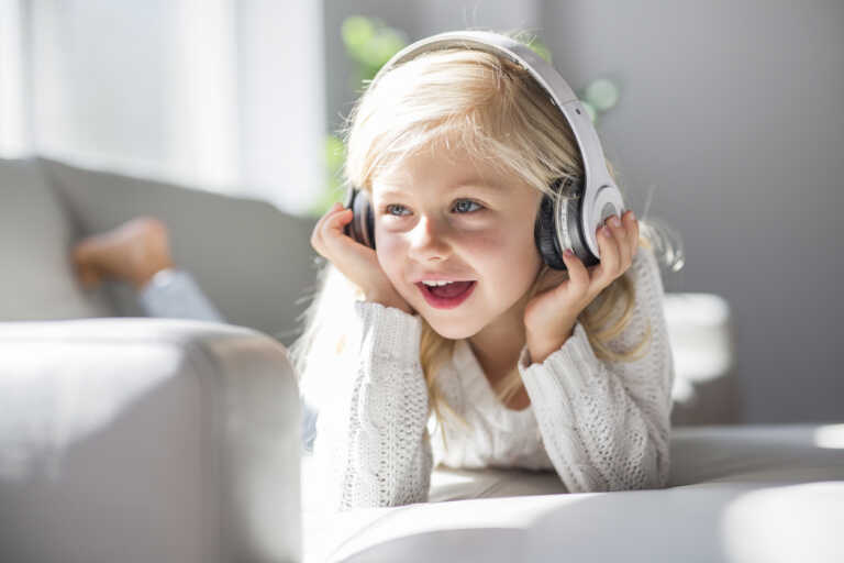 Η χρήση ακουστικών στα παιδιά μπορεί να προκαλέσει ακόμα και απώλεια ακοής