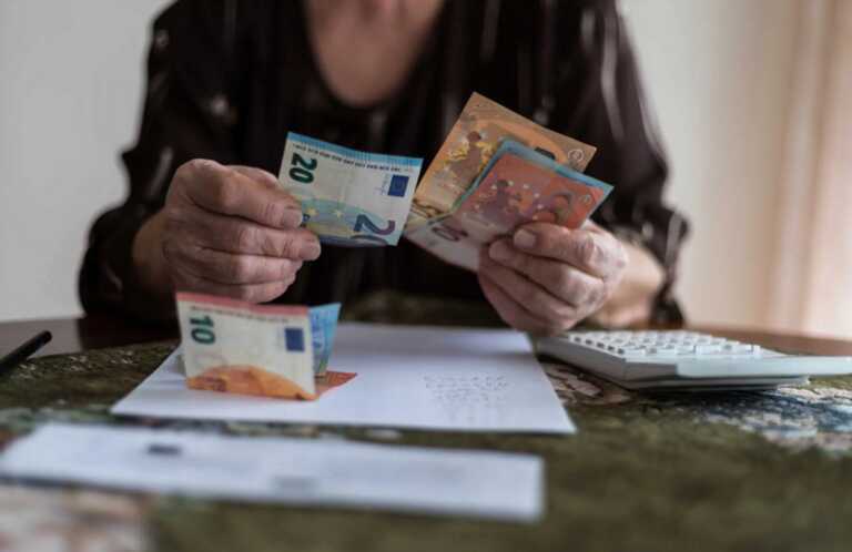 Έκανε ανάληψη 2.700 € στην Κρήτη και τα έδωσε σε άτομο που έβλεπε για πρώτη φορά στη ζωή της